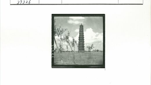 多云天空下田野宝塔.jpg