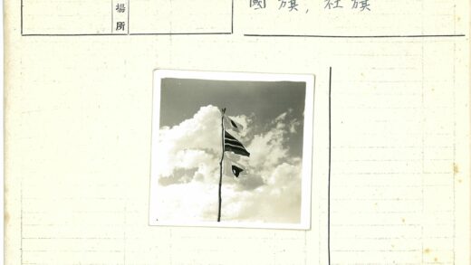 多云天空下的三面旗帜.jpg