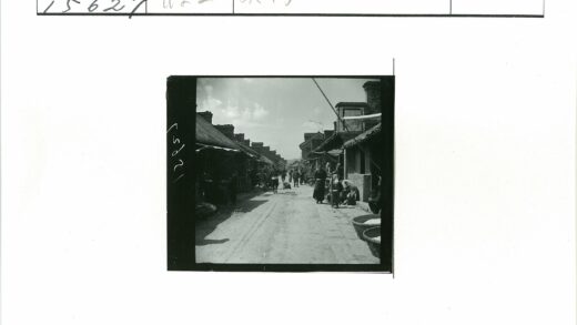 多云天空下的传统街景.jpg