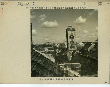 多云天空下的传统钟楼.jpg
