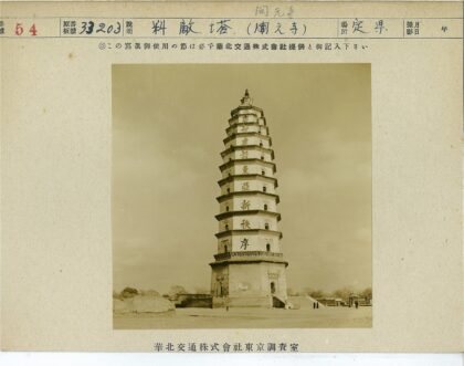 多云天空下的古塔风景.jpg