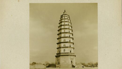 多云天空下的古塔风景.jpg