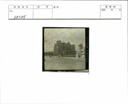 多云天空下的圆形阳台建筑.jpg