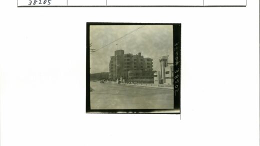 多云天空下的圆形阳台建筑.jpg