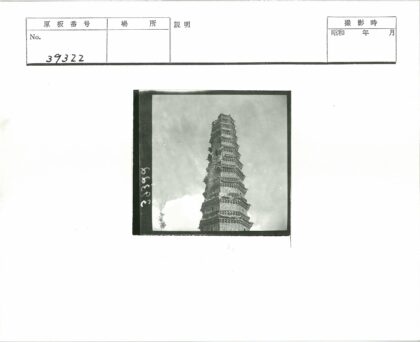 多云天空下的多层宝塔.jpg