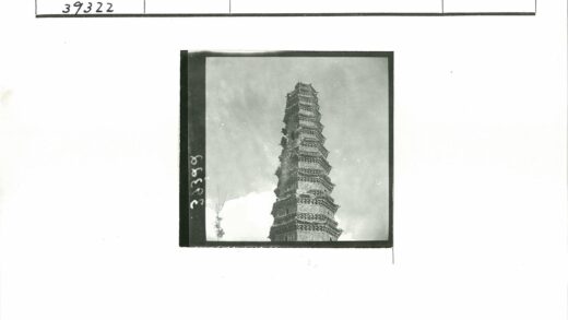 多云天空下的多层宝塔.jpg