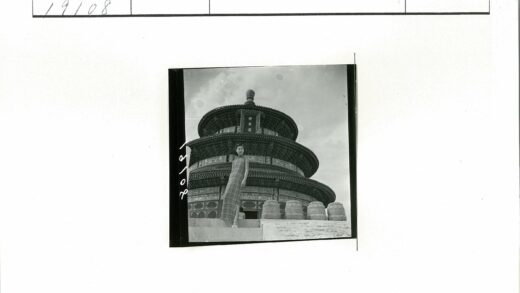 多云天空下的多层宝塔与石花瓶.jpg