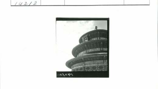 多云天空下的多层宝塔建筑.jpg