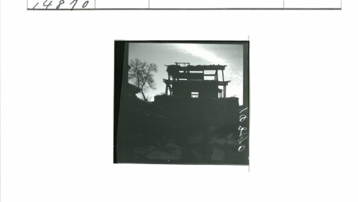 多云天空下的多层木建筑.jpg