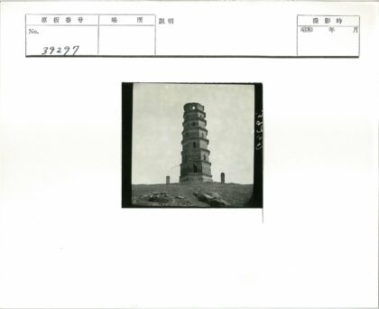 多云天空下的多层石塔.jpg