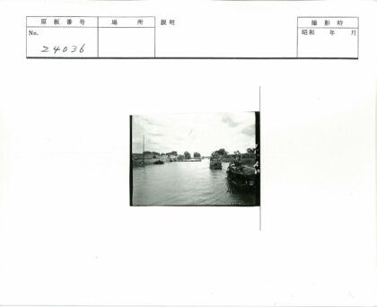 多云天空下的宁静河景与船只.jpg