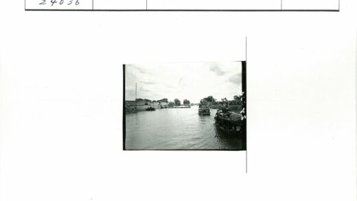 多云天空下的宁静河景与船只.jpg