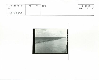 多云天空下的宁静河流田野.jpg