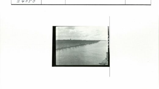 多云天空下的宁静河流田野.jpg