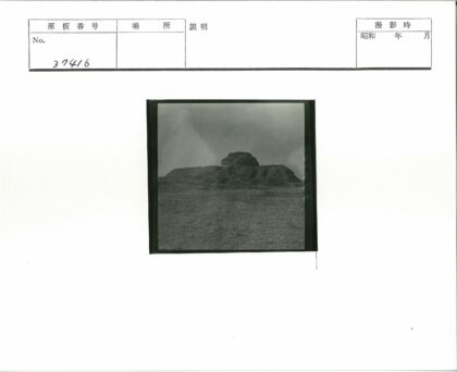多云天空下的崎岖土丘.jpg