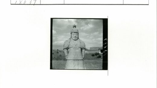 多云天空下的巨型盔甲战士石像.jpg