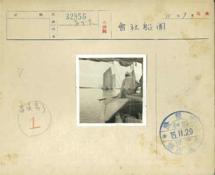 多云天空下的帆船航行.jpg