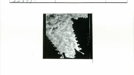 多云天空下的建筑剪影.jpg
