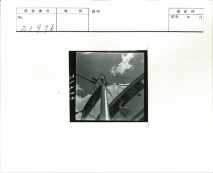 多云天空下的旗杆与建筑.jpg