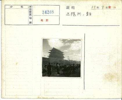 多云天空下的民国建筑与黄包车.jpg