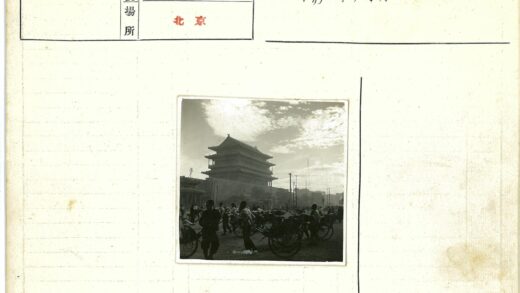 多云天空下的民国建筑与黄包车.jpg