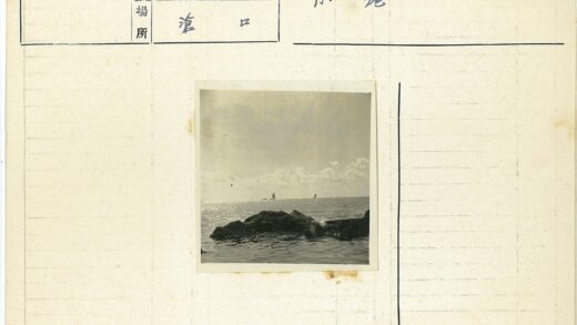 多云天空下的海岸帆船岩石.jpg