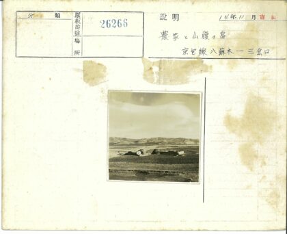 多云天空下的田园山居.jpg