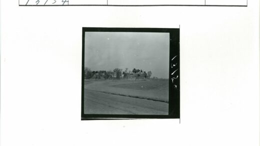 多云天空下的田野与建筑.jpg