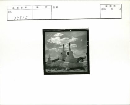 多云天空下的白色佛塔与丘陵.jpg