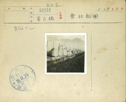 多云天空下的白色帆船水道.jpg