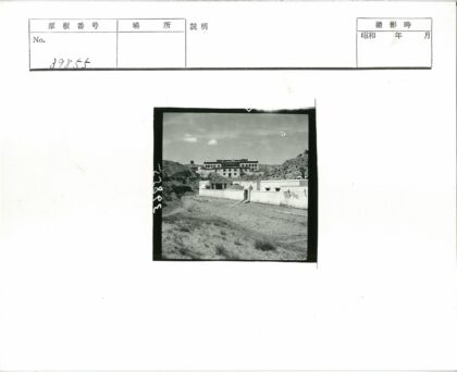 多云天空下的白色建筑群拱门.jpg