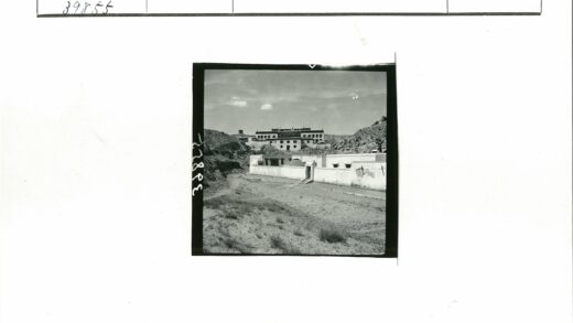 多云天空下的白色建筑群拱门.jpg
