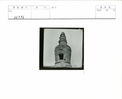 多云天空下的石塔.jpg