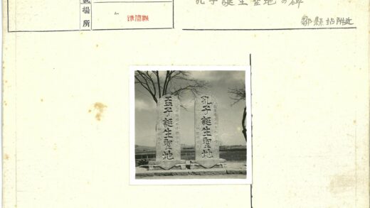 多云天空下的石碑与枯树田野.jpg