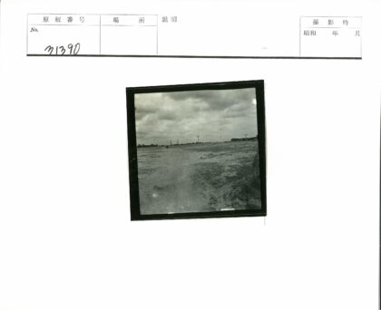 多云天空下的荒野土路.jpg