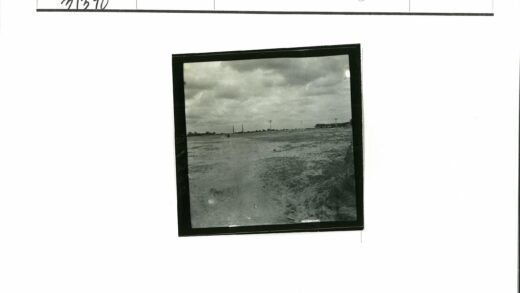 多云天空下的荒野土路.jpg