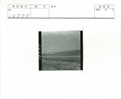 多云天空下的道路与建筑景观.jpg