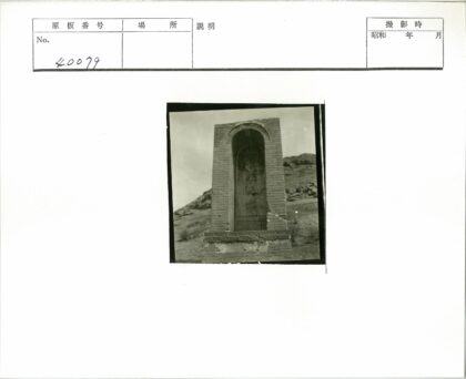 多云天空下的铭文石碑.jpg