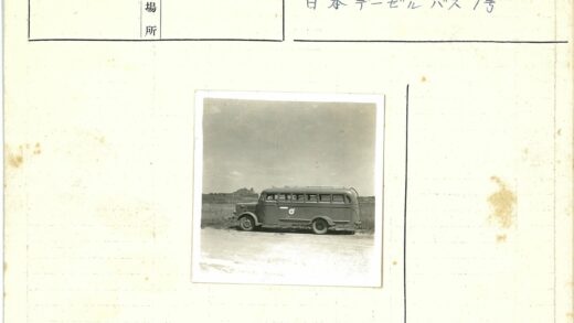 多云天空下老式公交车停土路旁.jpg