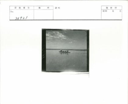 多云天空下航船与海岸线.jpg
