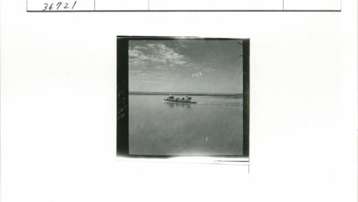 多云天空下航船与海岸线.jpg
