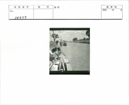 多云天空下船只航行两岸树木景观.jpg