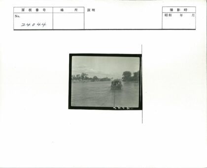 多云天空下船只航行宽阔河流.jpg