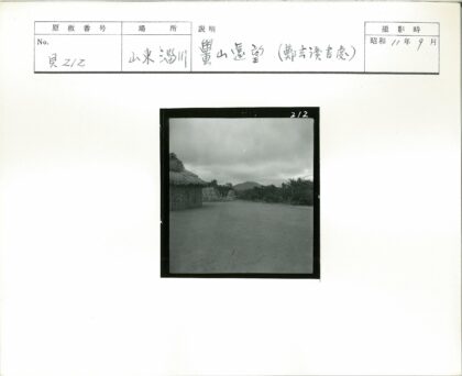 多云天空下茅草屋与远山.jpg