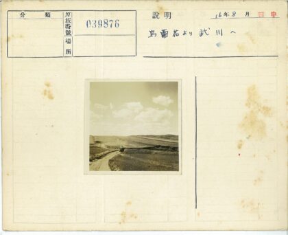 多云天空下蜿蜒土路汽车田野.jpg