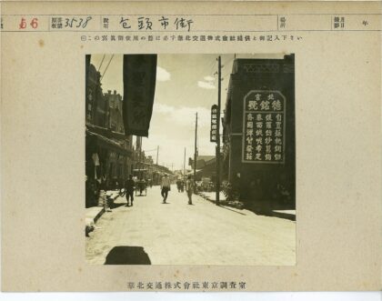 多云天空下街道行人建筑标志.jpg