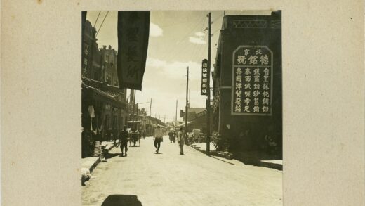 多云天空下街道行人建筑标志.jpg