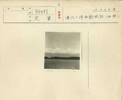 多云天空下贫瘠群山环绕大地.jpg