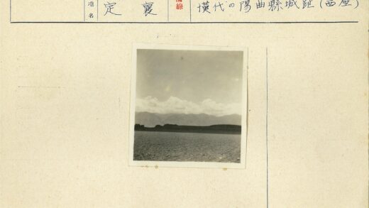 多云天空下贫瘠群山环绕大地.jpg