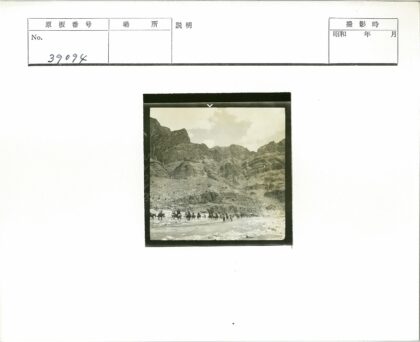 多云天空下骑马穿越崎岖山脉.jpg
